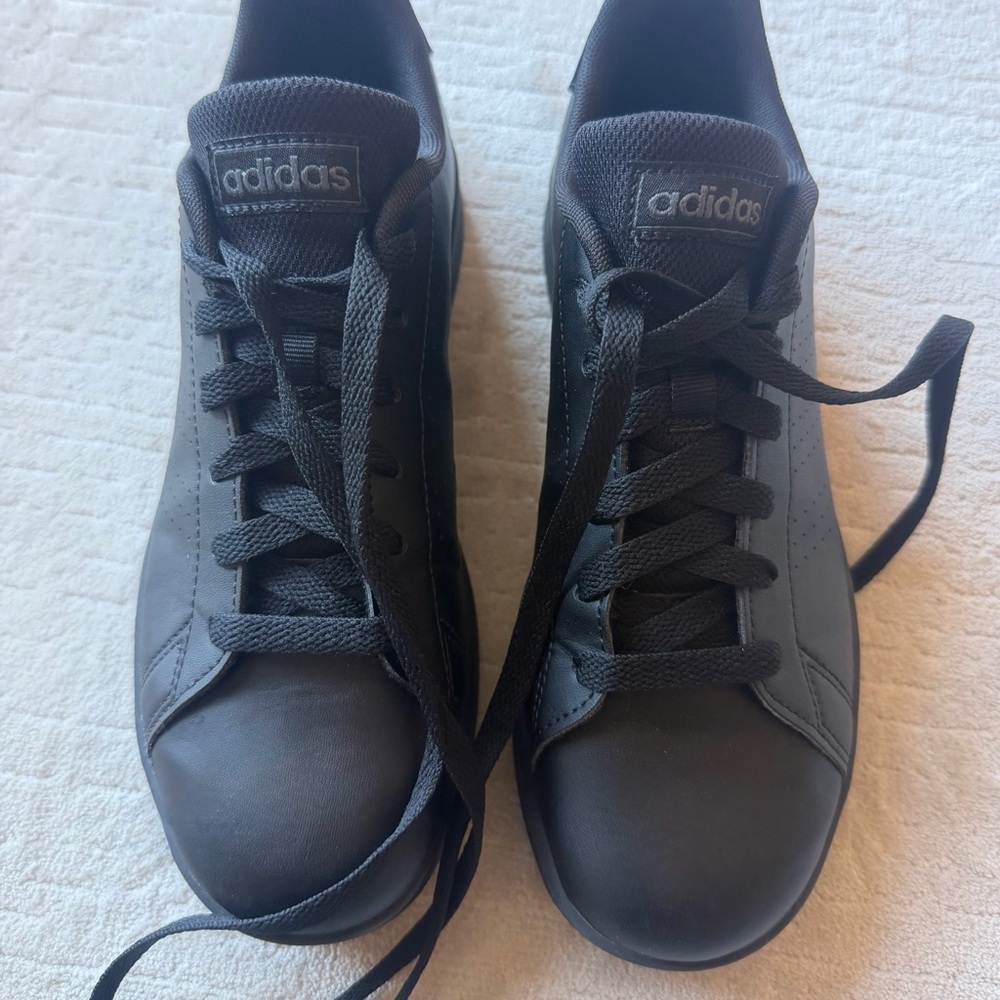 Adidas kids or women’s like new!😍